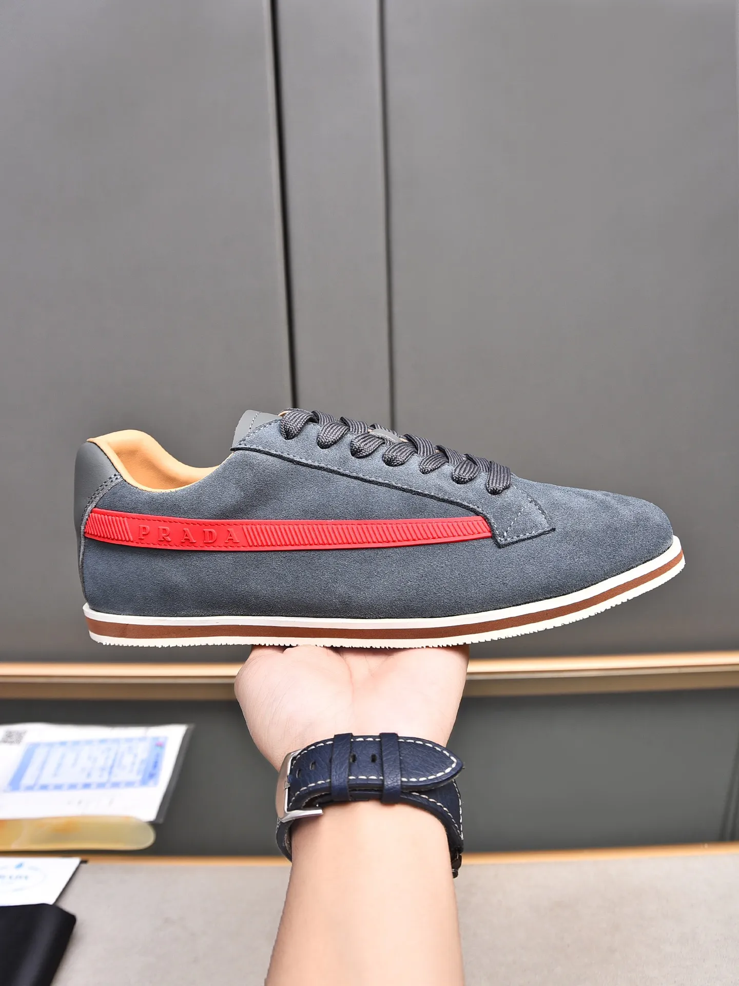 Men's shoes 💰440 Prada/Prada's new men's thin-soled casual shoes, fashionable and elegant style. Made of first-layer frosted cowhide. The lining is soft, comfortable and breathable. The shoe body is marked with letter LOGO. The details are carefully crafted. Lightweight foam sole, fashionable and versatile! Size: 38-44 (45 customized)